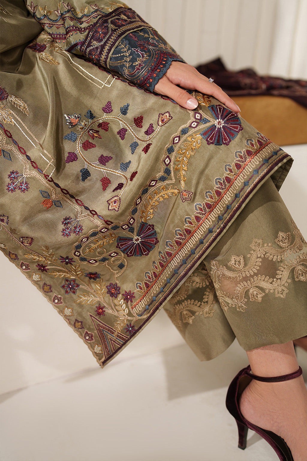 Iznik - Ue-614 Embroidered Ramen Silk