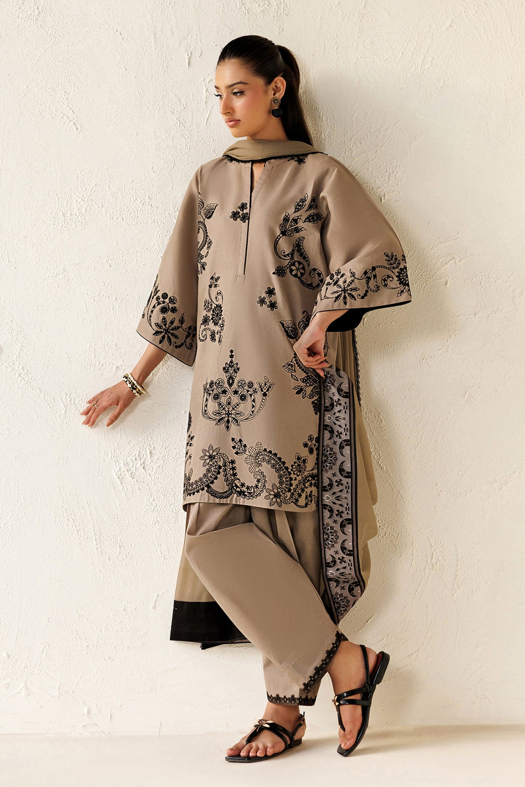 Baroque - Embroidered Lawn UF-4477