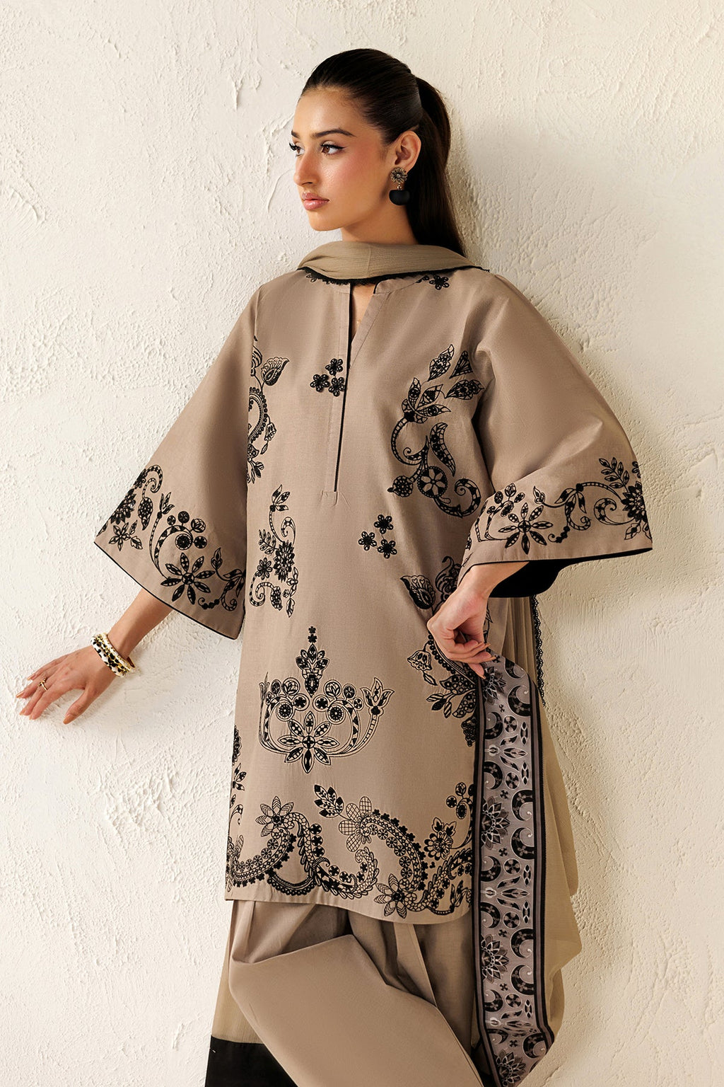 Baroque - Embroidered Lawn UF-4477
