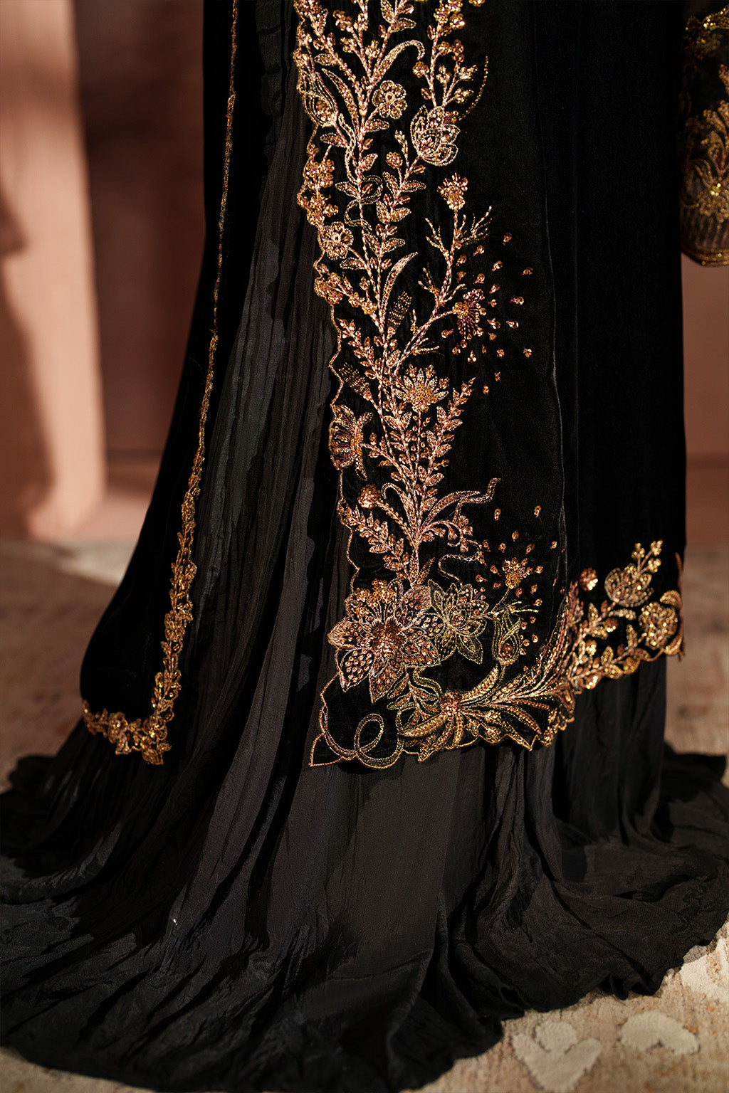 Iznik - Iv-62 Embroidered Velvet