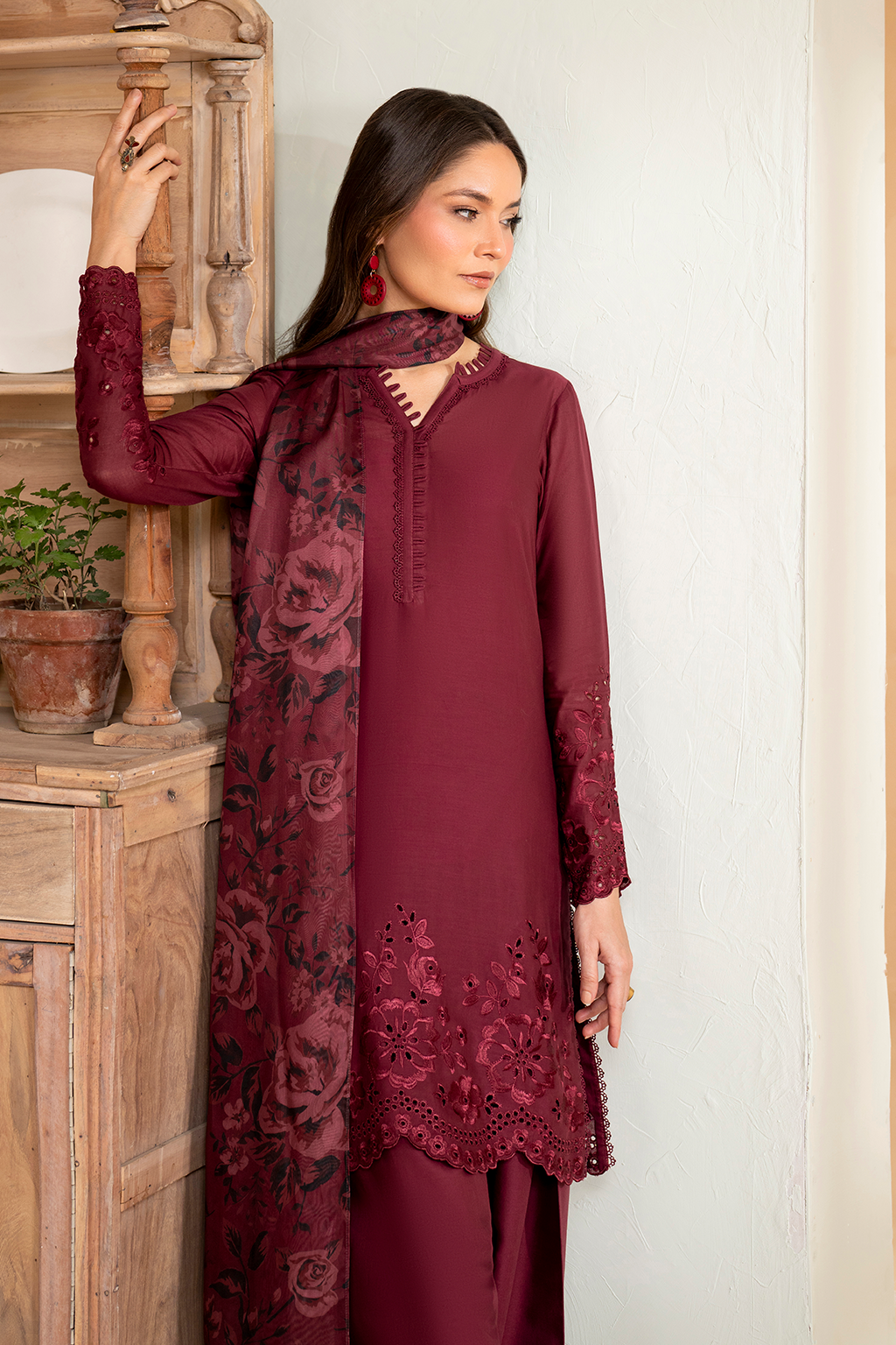 Iznik - Ue-484 Embroidered Lawn