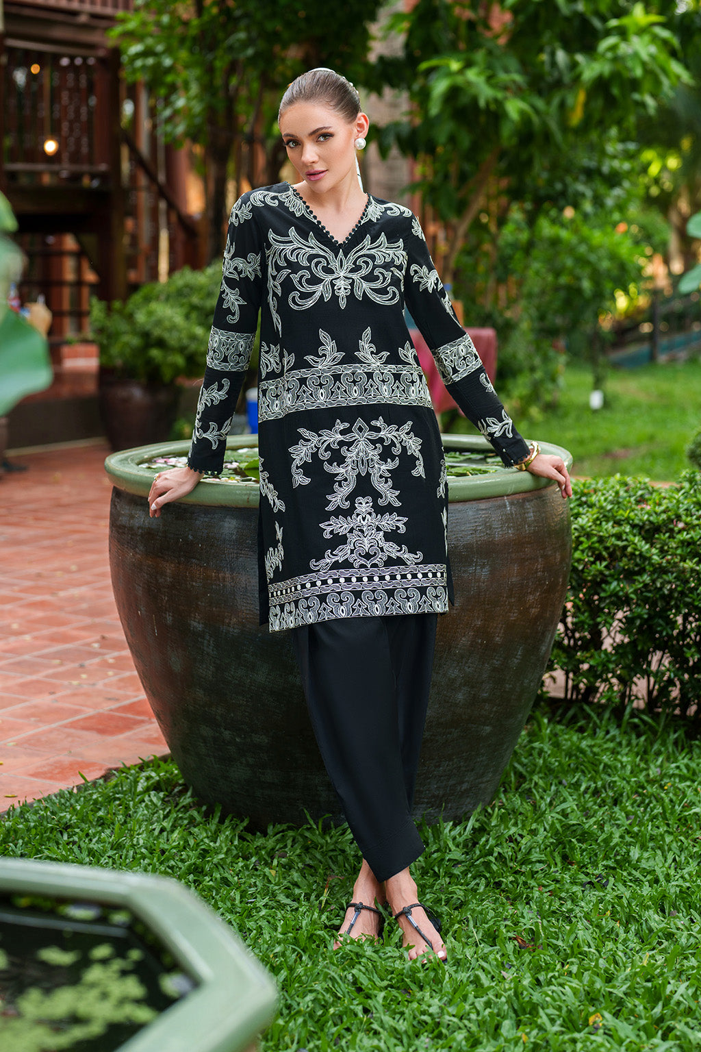 Iznik - Ip-331  Dyed  Lawn