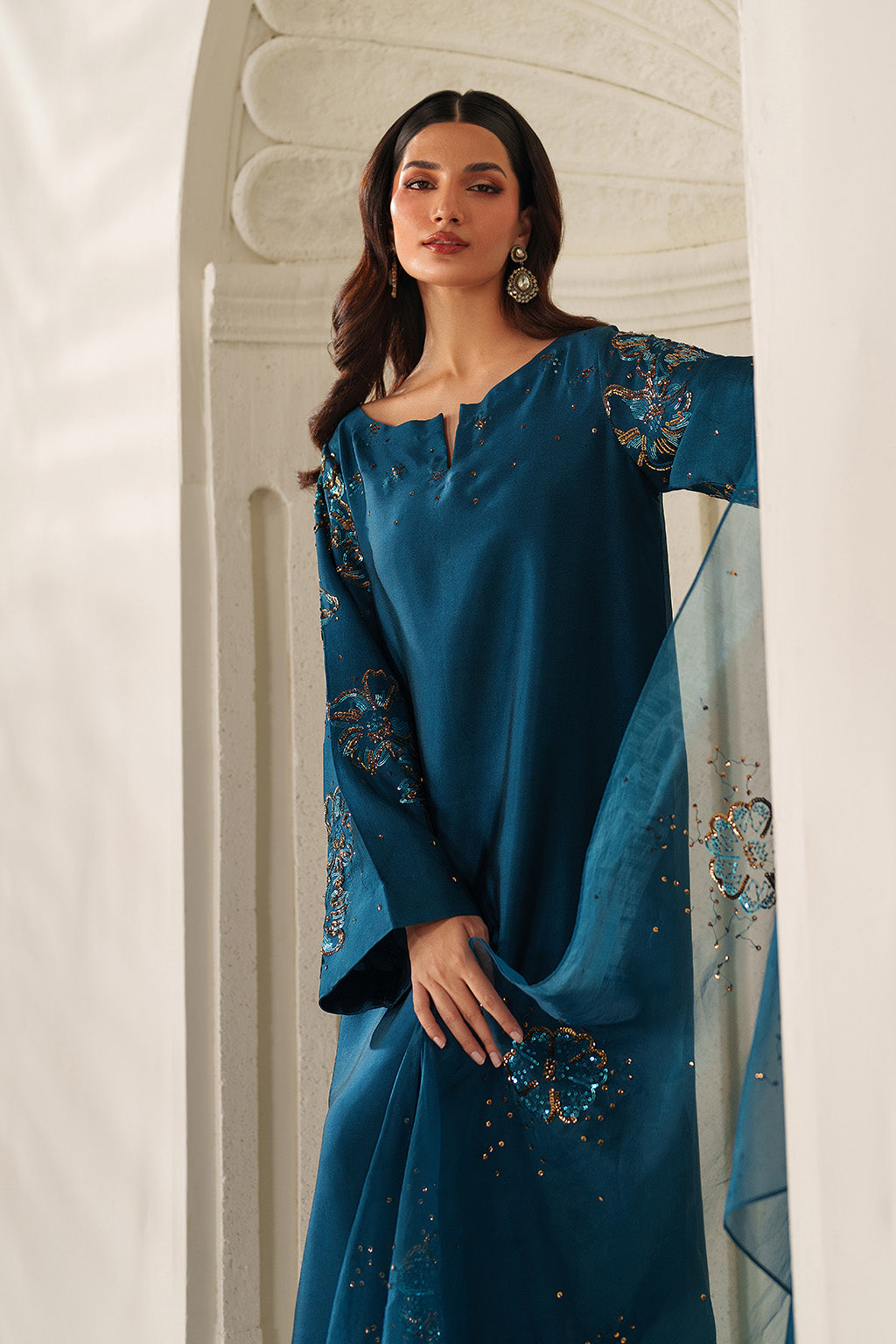 Iznik - Ue-616  Embroidered Ramen Silk