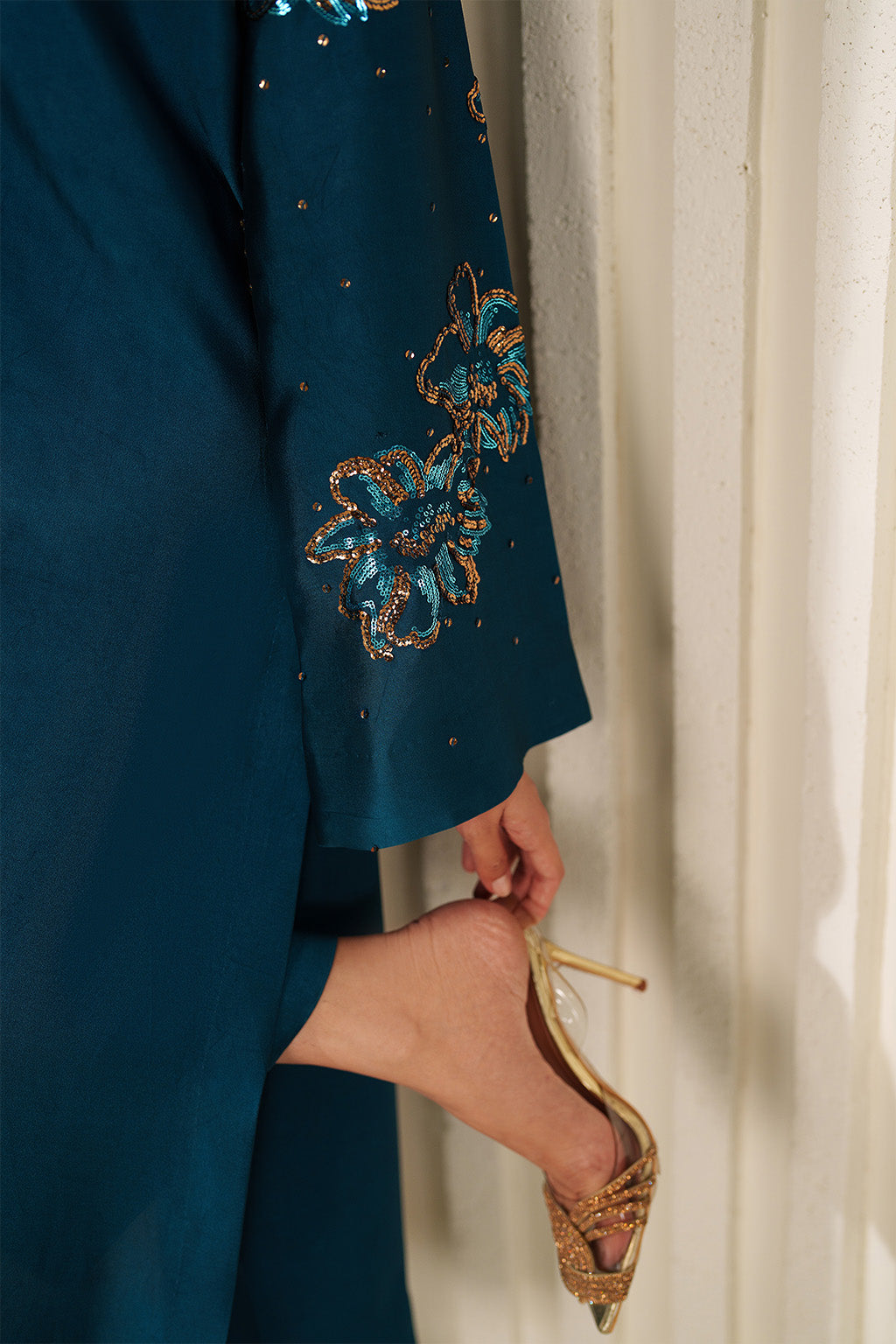 Iznik - Ue-616  Embroidered Ramen Silk