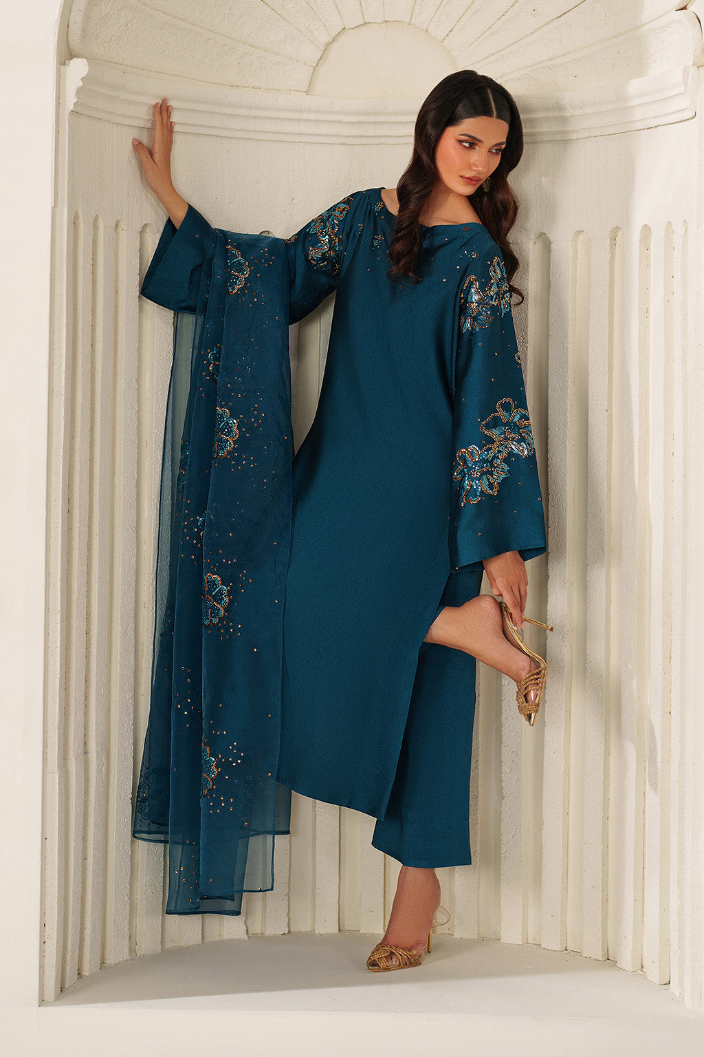 Iznik - Ue-616  Embroidered Ramen Silk
