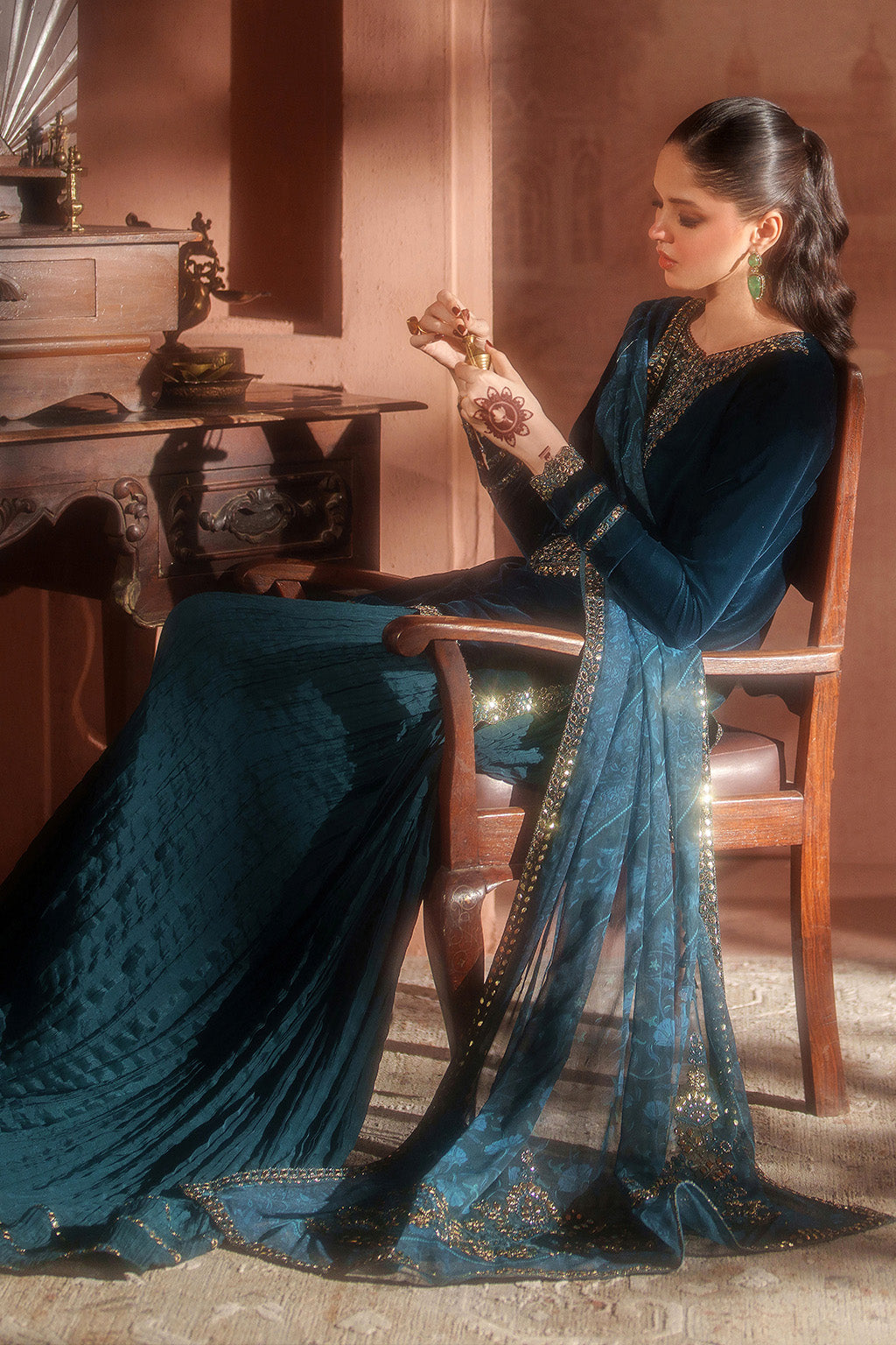 Iznik - Iv-64 Embroidered Velvet