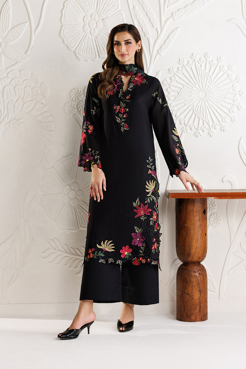 Iznik - Ue-681 Embroidered Lawn