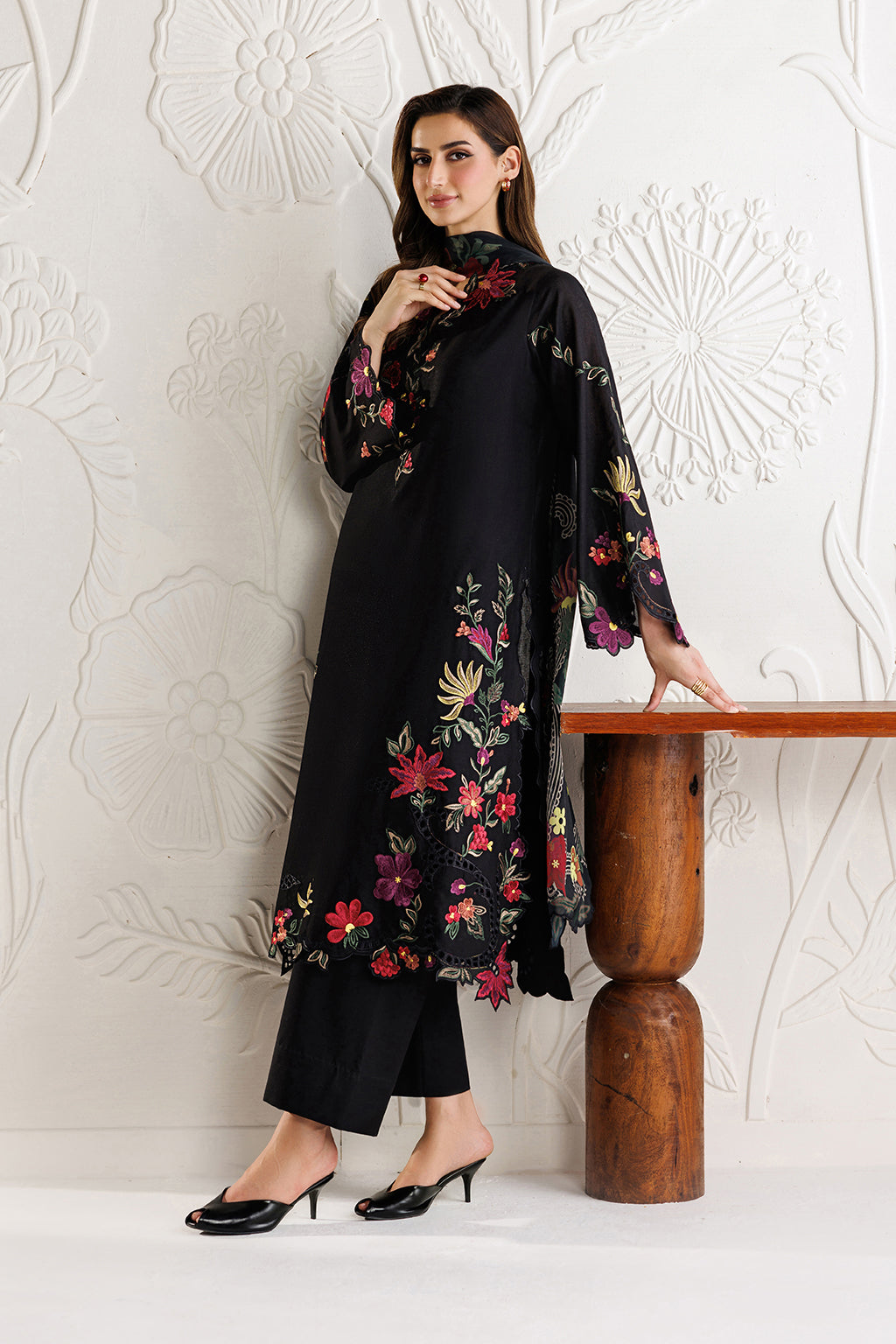 Iznik - Ue-681 Embroidered Lawn