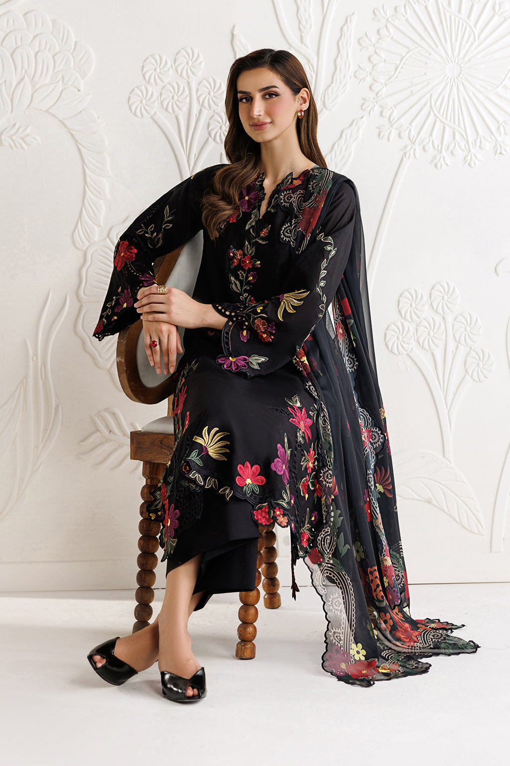 Iznik - Ue-681 Embroidered Lawn