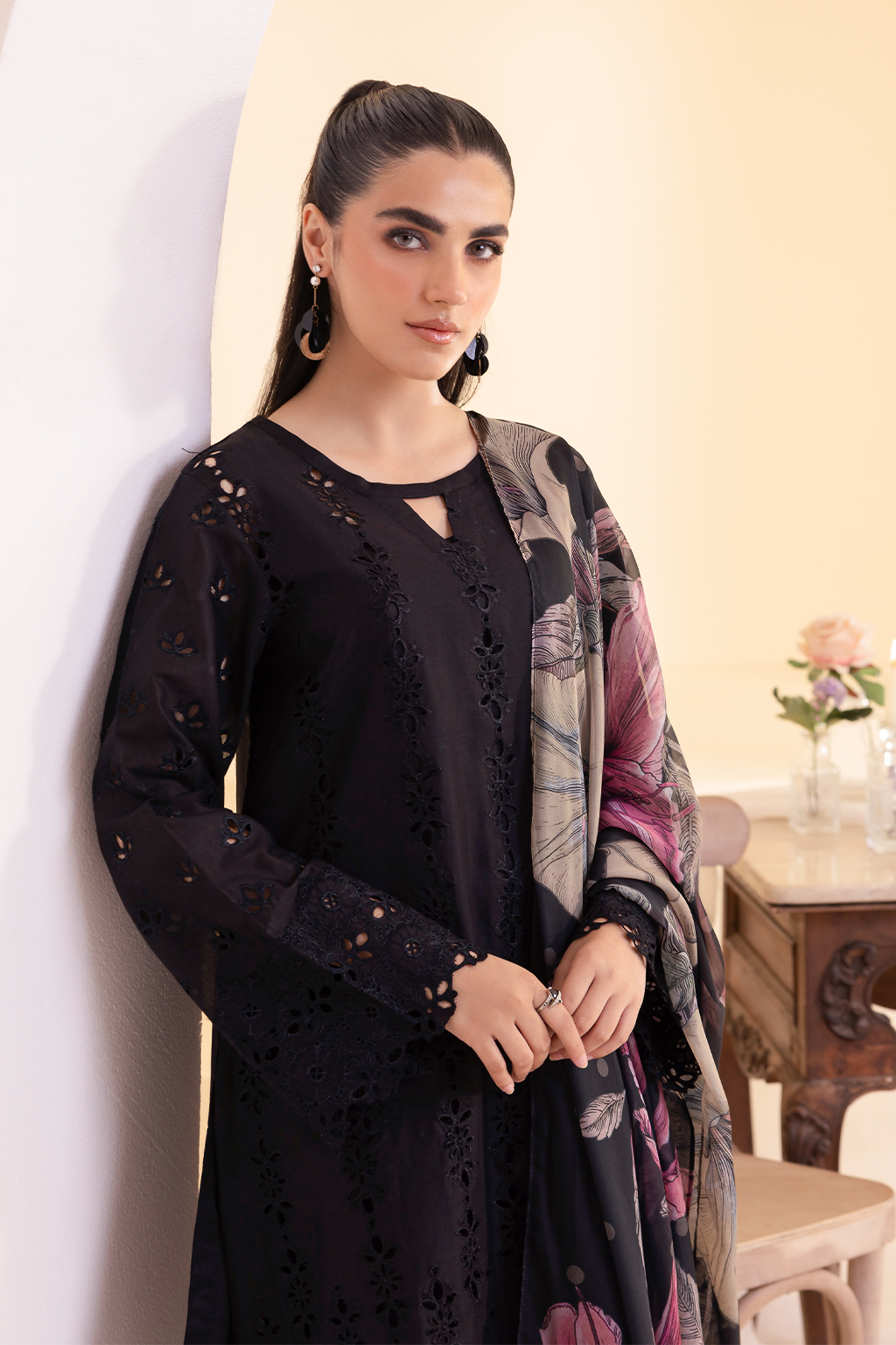 Iznik - Ue-253 Embroidered Lawn