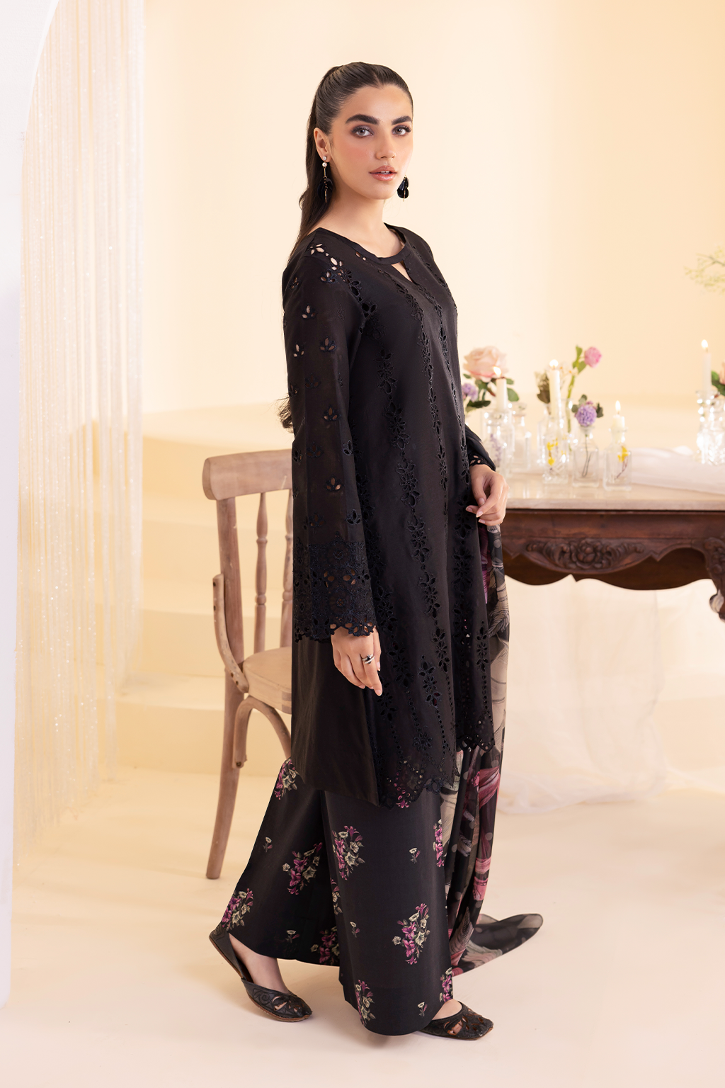 Iznik - Ue-253 Embroidered Lawn