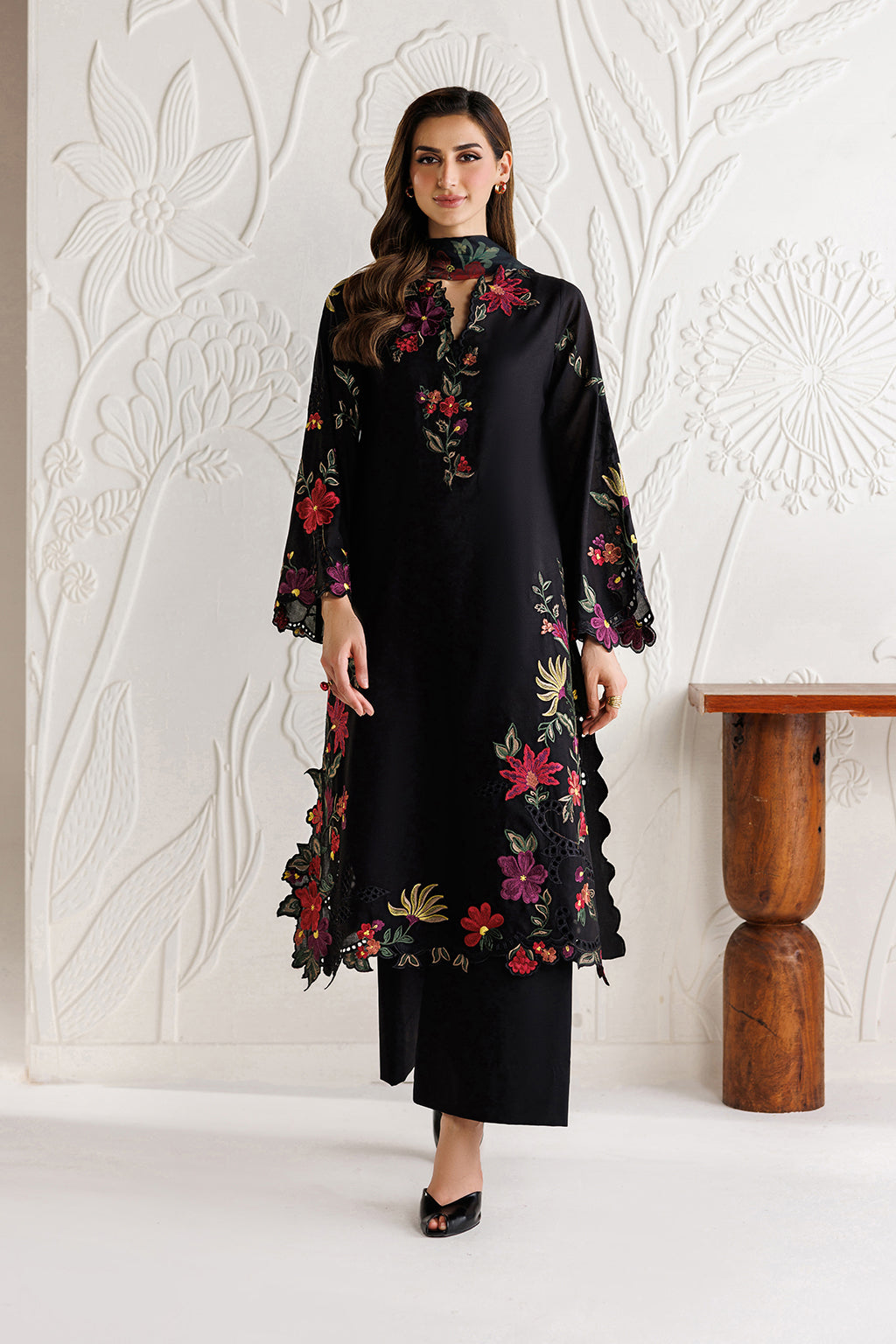 Iznik - Ue-681 Embroidered Lawn