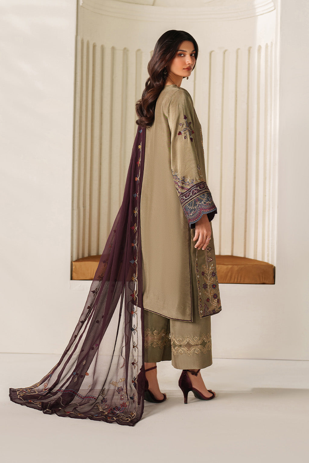 Iznik - Ue-614 Embroidered Ramen Silk