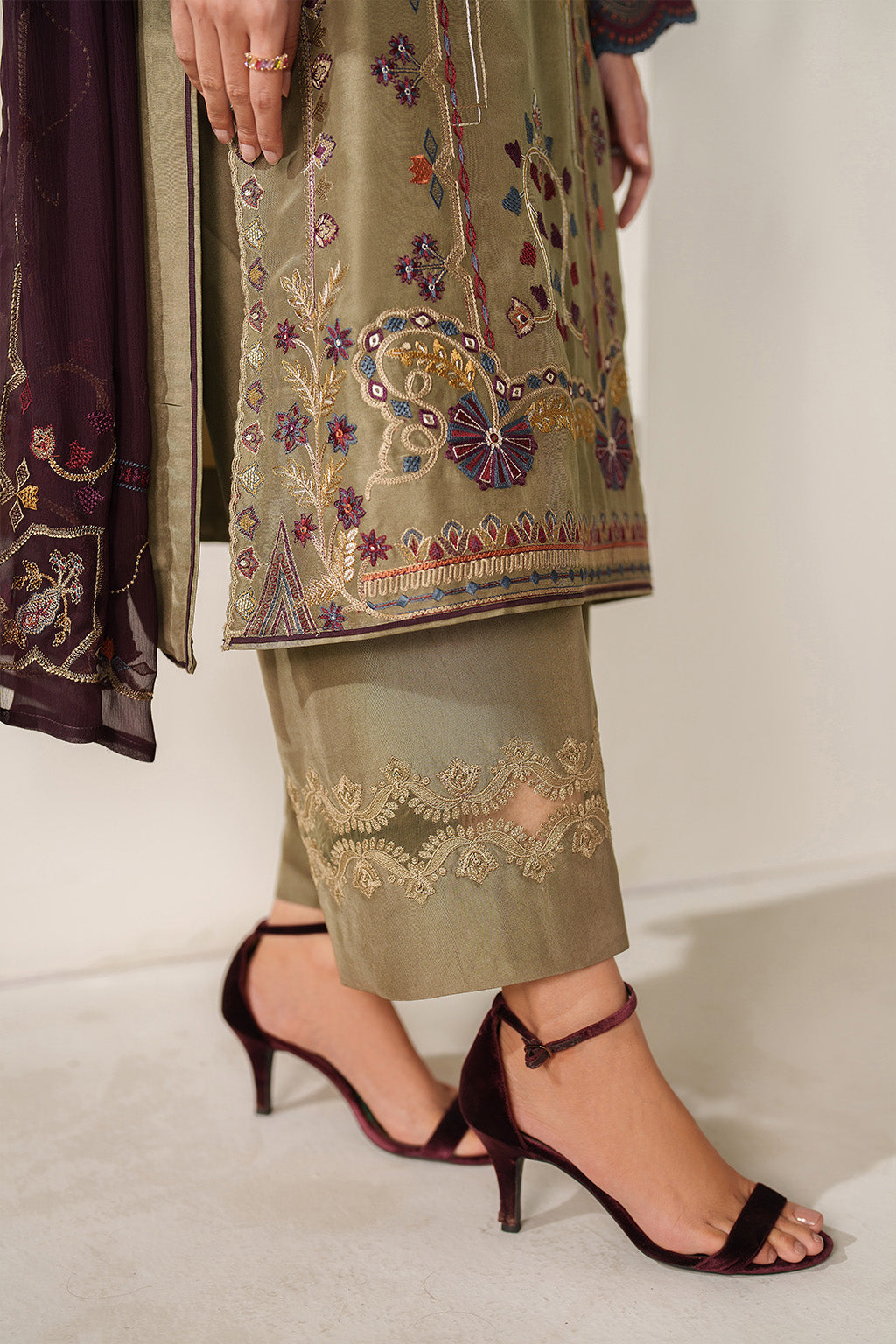 Iznik - Ue-614 Embroidered Ramen Silk
