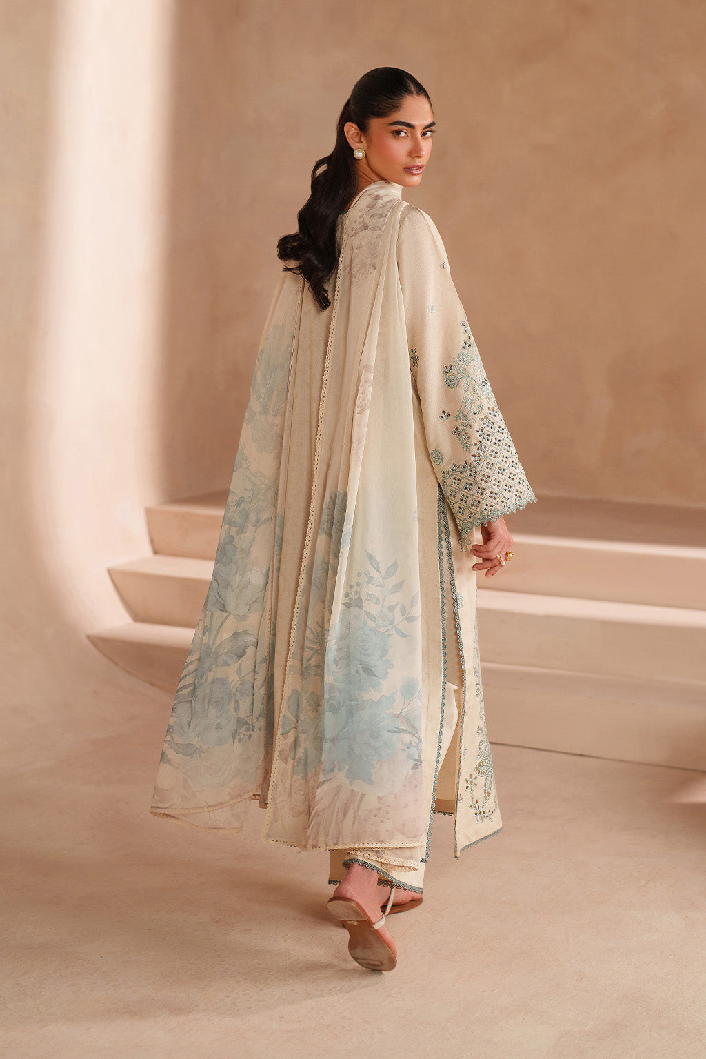 Iznik - Ue-605  Embroidered Lawn