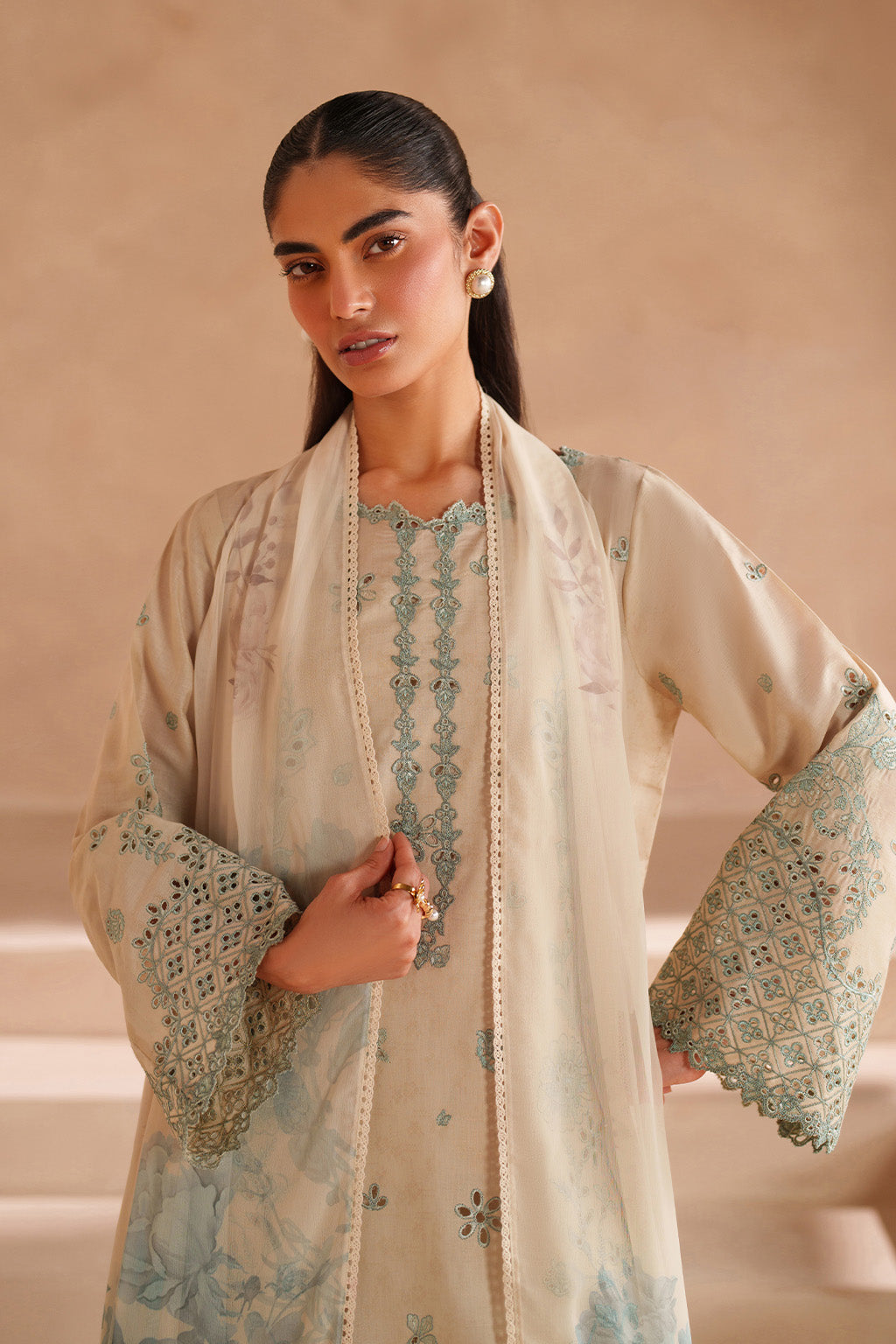 Iznik - Ue-605  Embroidered Lawn