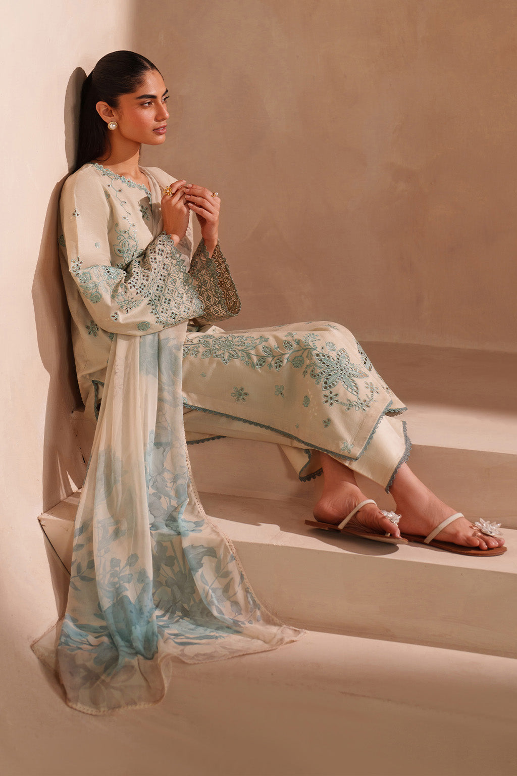 Iznik - Ue-605  Embroidered Lawn