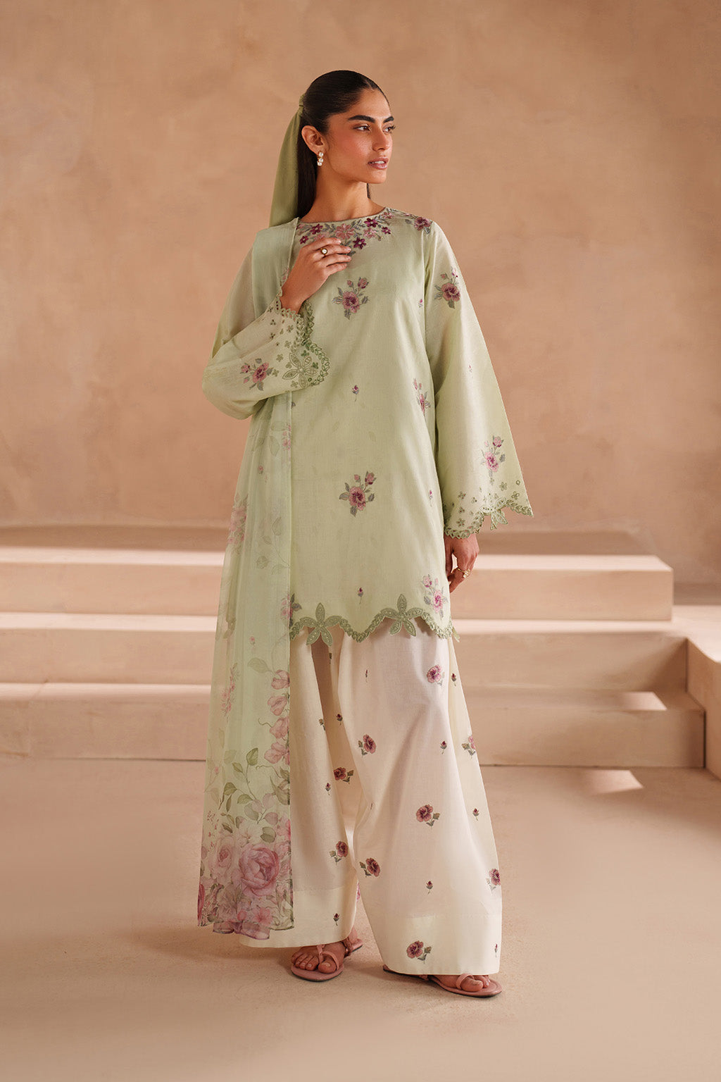 Iznik - Ue-606  Embroidered Lawn