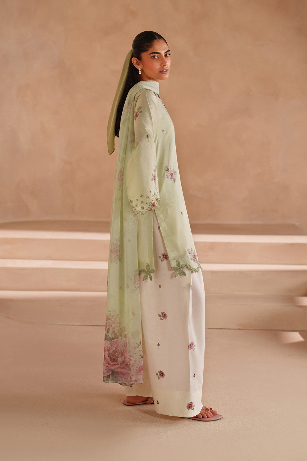 Iznik - Ue-606  Embroidered Lawn