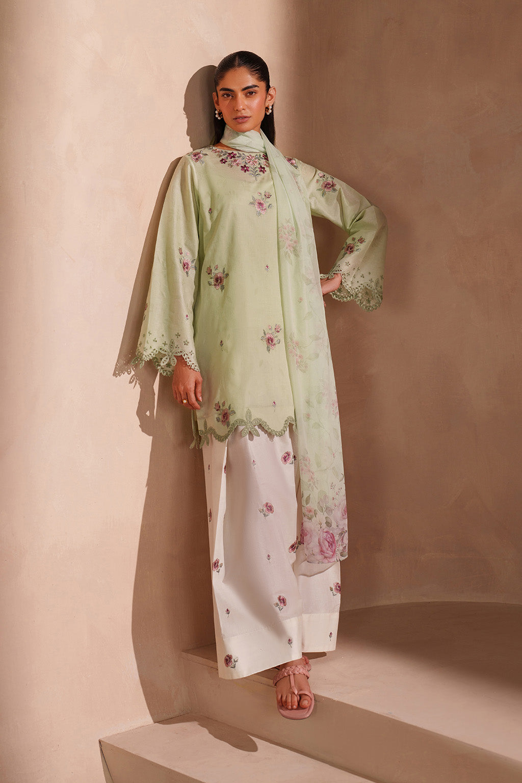 Iznik - Ue-606  Embroidered Lawn