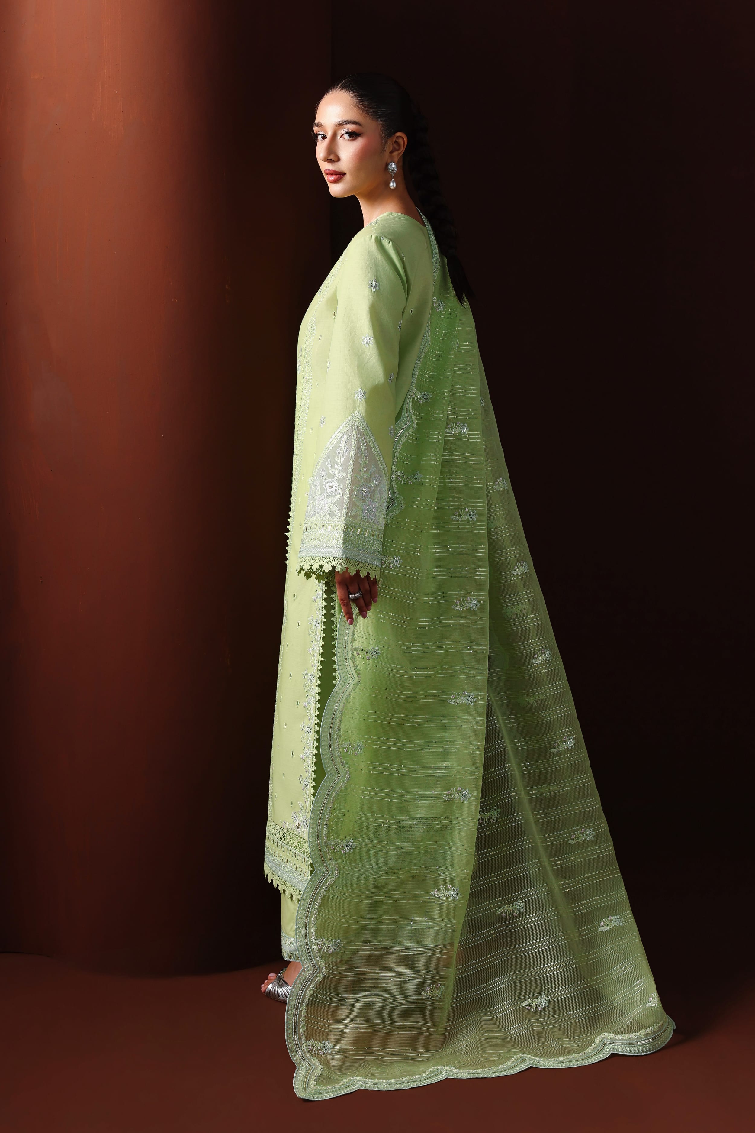 Akbar Aslam - Nayeli