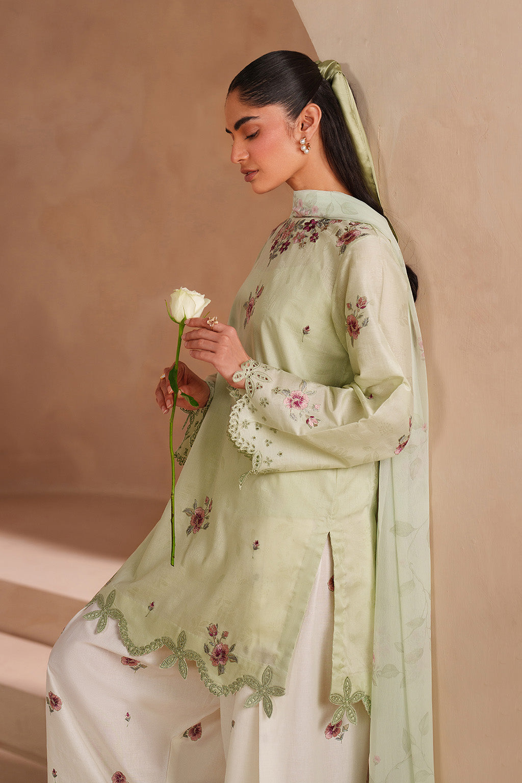 Iznik - Ue-606  Embroidered Lawn