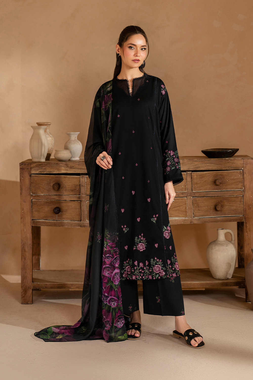 Iznik - Ue-477 Embroidered Lawn
