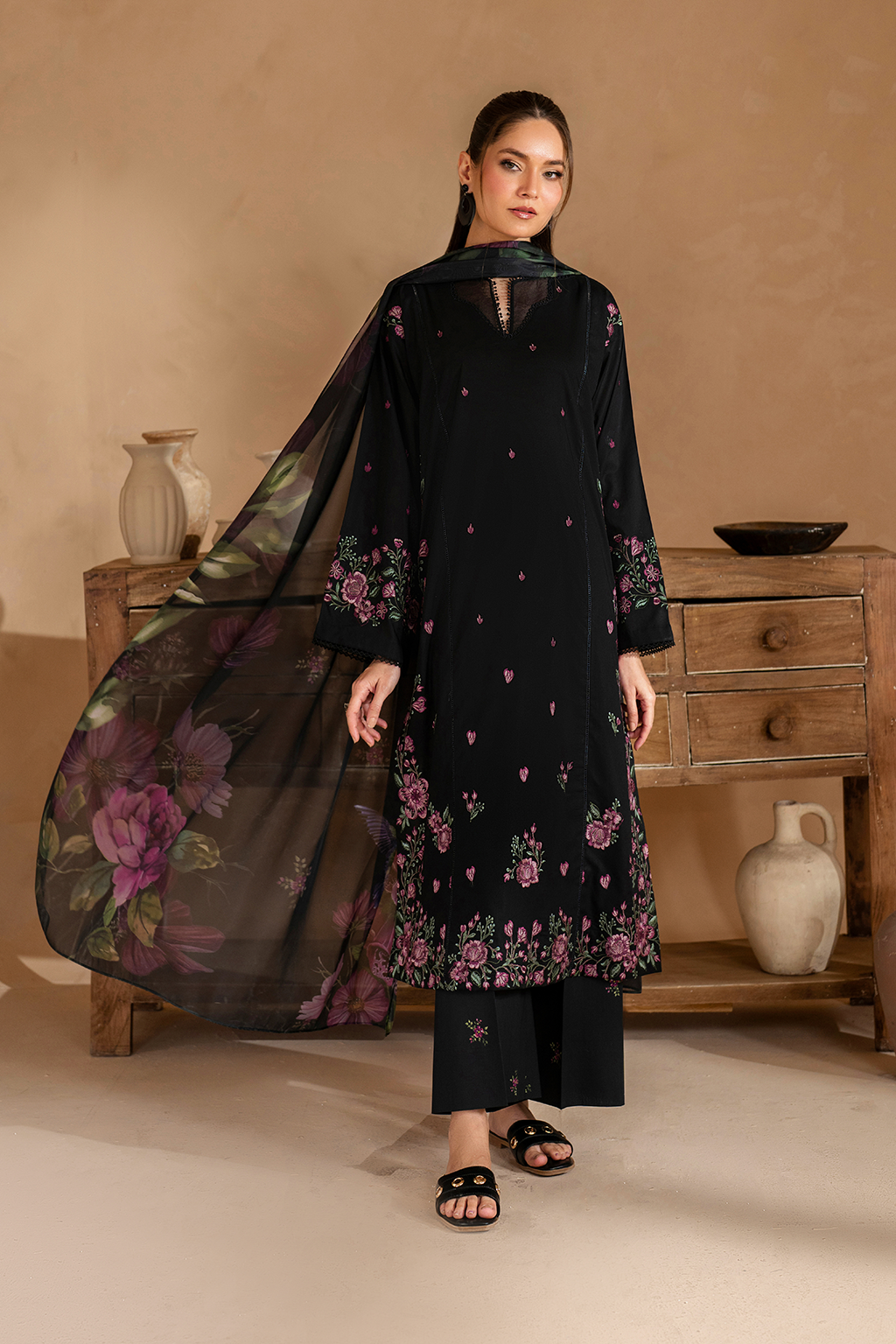 Iznik - Ue-477 Embroidered Lawn