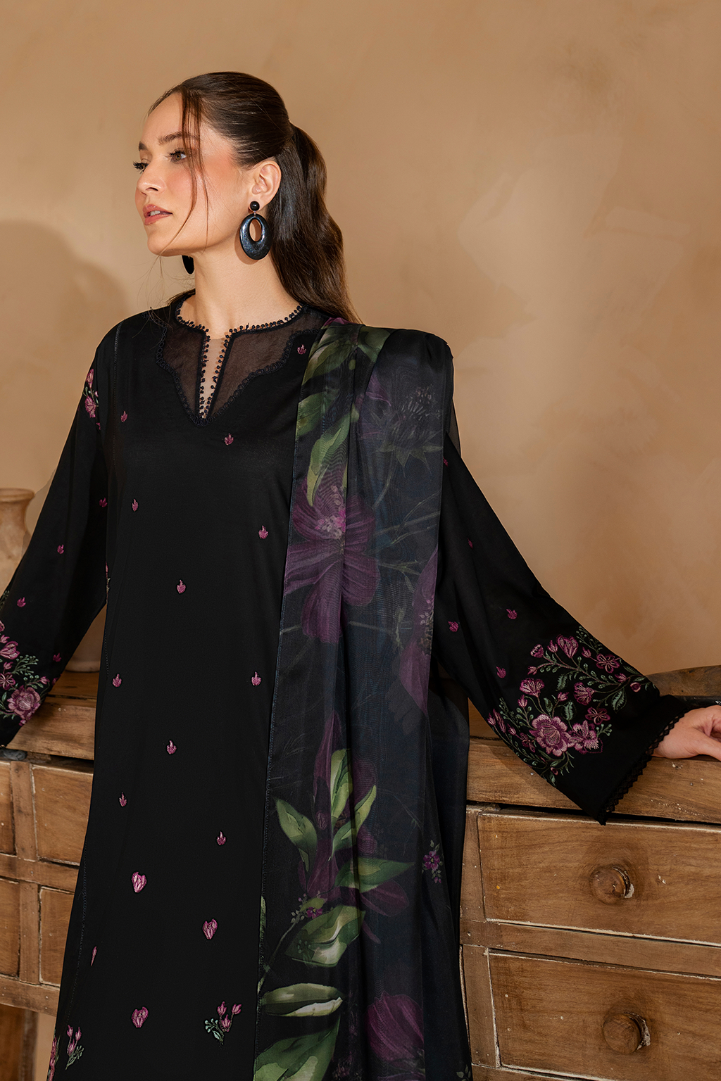 Iznik - Ue-477 Embroidered Lawn