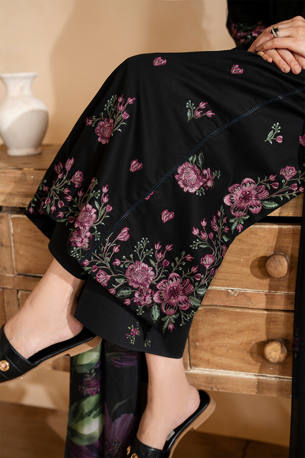 Iznik - Ue-477 Embroidered Lawn