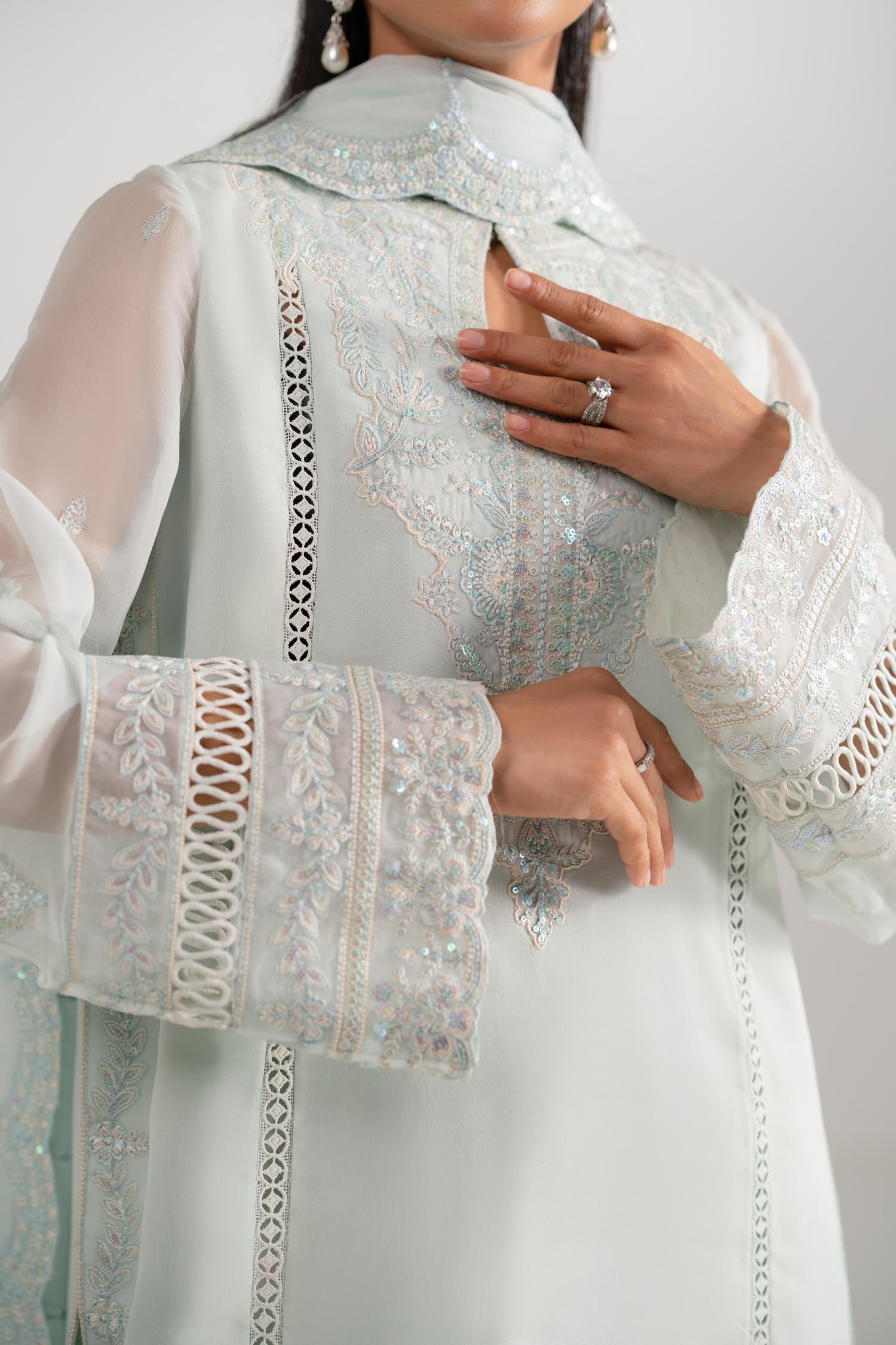 Akbar Aslam - Parizah